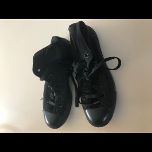 Black converse high tops.
